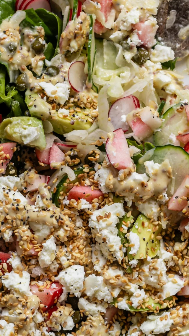 NEM HVERDAGSSALAT👇🏻🥬 Måske ikke en perfekt video men et virkelig lækkert bud på en salat du nemt kan lave, tilpasse og nyde til alt fra gryderetter, plantedeller og diverse proteinkilder (jeg elsker den til laks, tatarsauce og stegte kartofler i ovnen)😎
.
Salaten er med fennikel, radiser, sprød agurk, søde æbler, cremet feta og fuld af både smag og tekstur🤌🏻
.
Super simpel og tager mindre end 20 min. at sammensætte, hvilket gør den ideel som en skøn hverdagssalat når man ønsker noget frisk, lækkert og nemt. Alt du behøver:  -
Salat:
* 2 håndfulde spinat
* 1 lille fennikel / 1/2 stor, skåret fint på mandolinjern
* 1/2 agurk, tynde skiver
* 1/2 bundt radiser, tynde skiver
* 1/4 citron saften
* 1 æble, små tern
* 1 avocado
* 2 spsk kapers
* 80 g feta
* Ristede sesamfrø
-
Dressing:
* 2 spsk lys tahin (den fra Rema1000 fungere super godt)
* 1/4 citron, saften
* 1 spsk hvidvinseddike
* 1 spsk grov sennep
* 1 tsk dijon
* 2 tsk honning
* Salt, peber
* Vand til rette konsistens
-
Sådan gør du:
* Vend fennikel, agurk og radiser sammen i skål med saften fra 1/4 citron. 
* Skær æble og avocado i tern og rist sesamfrø på en varm pande. 
* Rør dressingen sammen og juster med vand. 
* På ønsket fad fordel spinat + lidt dressing. Derefter fennikel/agurk/radise samt lidt dressing. 
* Top med kapers, æble, avocado, feta og afslut med dressing samt ristede sesamfrø. 
.
Rigtig god fornøjelse og HUSK at pas på med de mandolinjern 🫡🥹
.
.
.
.
.
.
.
#fennel #efterår #fennikel #nemsalat #salat #salads #salaterdermætter #saladsofinstagram #grønsalat #opskrifter #vegansalad #vegetar #hverdagsmad #veganmat #sundhverdag #veggiefood #aftensmadinspiration #sundaftensmad #frokost #godmad #grøntsager #vegetarisk #madinspiration #frokostinspiration #mættendesalat #nemhverdagsmad #vegetarian #familietid #æble #sensommer