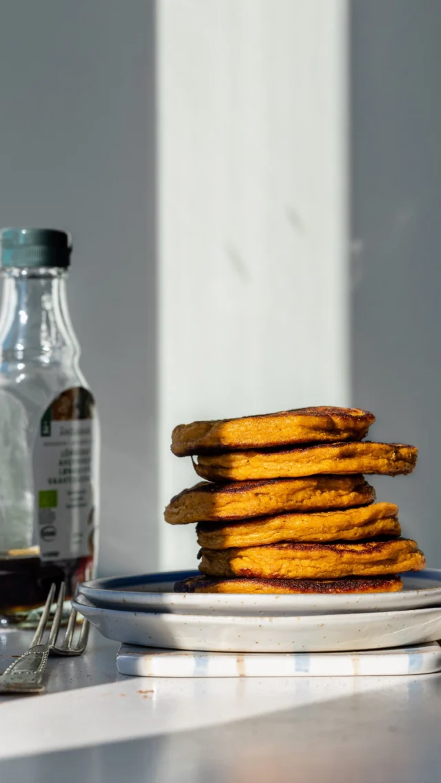 Når ord mangler, starter jeg hvor jeg sluttede - med maden❤️ Og lige nu søger jeg “de små ting” som gør mig, til mig❤️‍🩹🙏🏻 og derfor skal vi snakke MAD❤️ fordi madglæde er der - og den skal vi værne om ✨
Lad os starte på toppen af poppen med fluffy, lækre græskarpandekager fuld af protein, lækkerhed og få ingredienser hvilket gør dem super nemme at bikse sammen😎 vi er 2 herhjemme der har nydt dem af FLERE omgange👇🏻
.
Ingredienser:
* 180 g græskarmos (Bag og blend et græskar) / eller 2 stk banan.
* 2 stk æg
* ½ stk citron, skallen
* 1 spsk ahornsirup
* ½ tsk vaniljesukker
* 1 tsk kanel
* ½ tsk kardemomme
* ½ tsk salt
* 20 g vanilje proteinpulver (Jeg bruger @greengoddessguide /reklame/mit arbejde)
* 40 g havregryn
* 1 tsk bagepulver
* Smør til stegning
-
Sådan gør du:
* FORBERED: I skål kom græskarmos, skal fra ½ citron, æg, ahornsirup, krydderier, proteinpulver, havregryn samt bagepulver. Med stavblender, blend indtil du har en glat og jævn dej. Den må gerne virke lidt tyk i konsistensen.
* ‘STEG PANDEKAGER: Varm en slip-let pande op til middelvarme, min står på 6-7 stykker ud af 9. Lad panden blive godt varm inden du tilføjer smør. Fordel dejen i små klatter, og steg pandekagerne indtil de begynder at boble, vend og steg færdig. Tilføj nyt smør og gentag indtil du har brugt al dejen. Jeg får 7-8 pandekager ud af portionen.
* SERVER: Nyd pandekagerne med banan, ahornsirup, vaniljeis, yoghurt, friske bær og/eller karamel. Du kan også nyde dem som de er.
* Pandekagerne kan gemmes på køl i en lufttæt beholder hvor de holder sig friske 3-5 dage, de smager skønt kolde. .
God fornøjelse - jeg håber vi kan glædes over maden sammen og så ses vi i story hvor der er lidt mere “mig” indtil jeg er klar ❤️ tak for jer og jeres kærlighed❤️‍🩹
Husk: Livet vil leves 🚀
.
.
.
.
.
#græskar #pandekager #proteinpancakes #proteinpancake #pumpkin #vegetaropskrifter #sundepandekager #grønsalat #opskrifter #frikadeller #vegetar #hverdagsmad #pumpkinpancakes #sundhverdag #veggiefood #sundsnack #sundaftensmad #proteinopskrifter #godmad #grøntsager #vegetarisk #madinspiration #sundmorgenmad #vegetar #morgenmad #brunch #weekendhygge #nemhverdagsmad #vegetarian #familietid