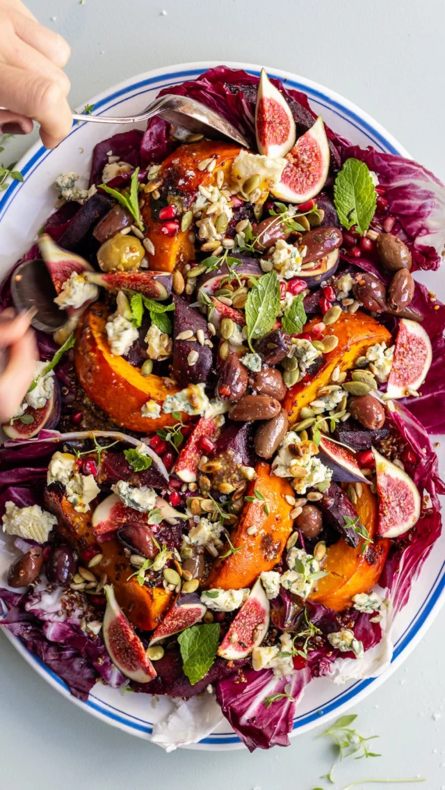 ÅRETS EFTERÅRSSALAT🍁Klar på noget helt nyt?👀 En mættende salat fuld af power og wow-faktor💥 Jeg er gået ALL IN i jagten på den perfekte efterårs salat og nu er den her - og jeg kan slet ikke vente med at høre hvad I synes🙏🏻😎
.
Mættende salat med quinoa, bagte Hokkaido, rødbede, figner, oliven, granatæble og BLÅ OST 🧀🤌🏻 jep, det bliver piv godt !!
Ps. Husk der jo altid er tips og tricks i indlægget til hvad i kan bruge i stedet 💙
.
Lyst til at smage?
Kommenter “salat” 👇🏻 og den kommer direkte i jeres private indbakke 😌
.
Og ellers håber jeg I har det dejligt❤️ 
.
.
.
.
.
.
.
.
.
#quinoa #quinoasalad #efterårssalat #fallsalad #salat #salads #salaterdermætter #saladsofinstagram #grønsalat #opskrifter #vegansalad #vegetar #hverdagsmad #veganmat #sundhverdag #veggiefood #aftensmadinspiration #sundaftensmad #frokost #godmad #grøntsager #vegetarisk #madinspiration #frokostinspiration #mættendesalat #måltidssalat #nemhverdagsmad #vegetarian #familietid #tilbehør